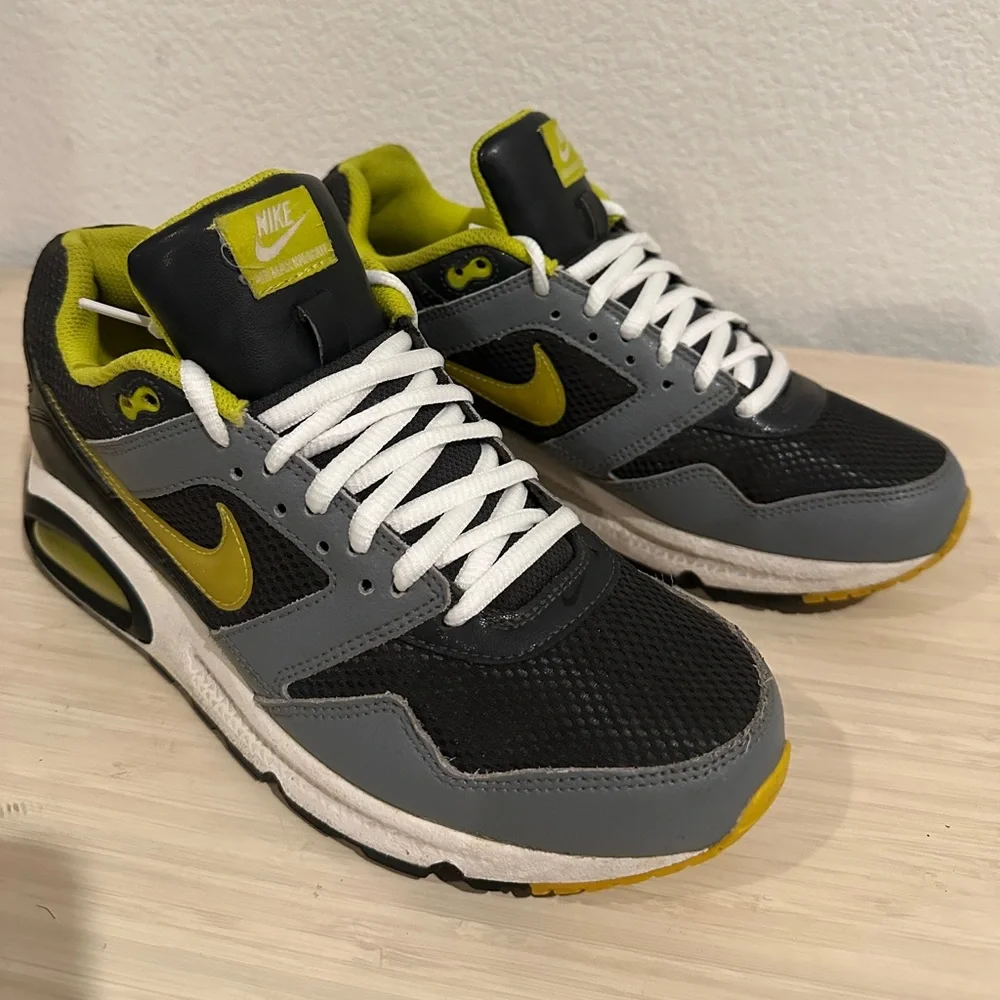 Nike Air Max Navigate GS Athletic Shoe Youth Boys Size‎ 7  Black Yellow